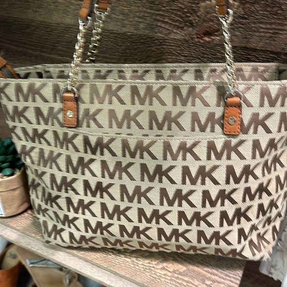 Michael Kors Jet Set Travel Large ChainShoulder Tote - Picture 5 of 10